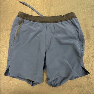 Great condition ten thousand men’s interval shorts, 7in, navy blue, with liner.